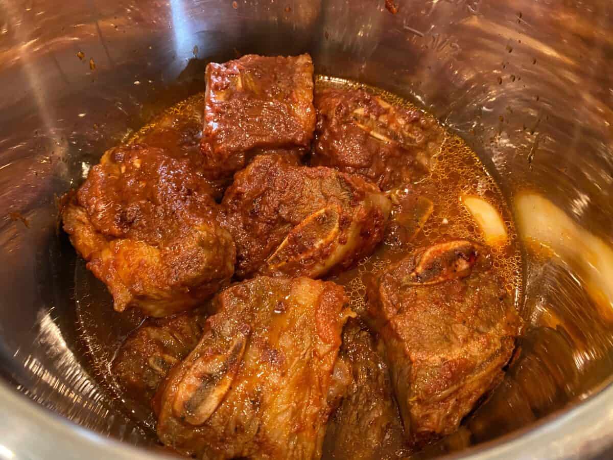 add seared ribs to slow cooker