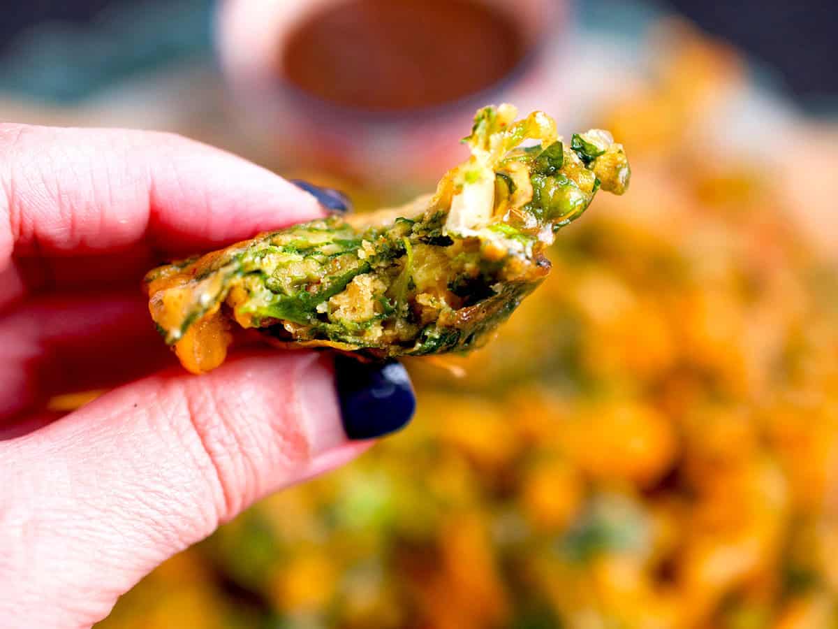 A freshly fried spinach pakora.